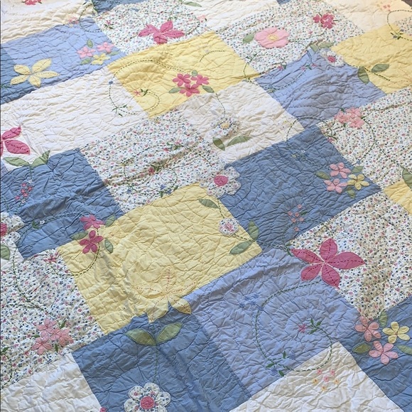 BNWOT Vintage Floral Patchwork Quilt - Blue, Yellow, Pink by Pottery Barn Kids! - Picture 1 of 9
